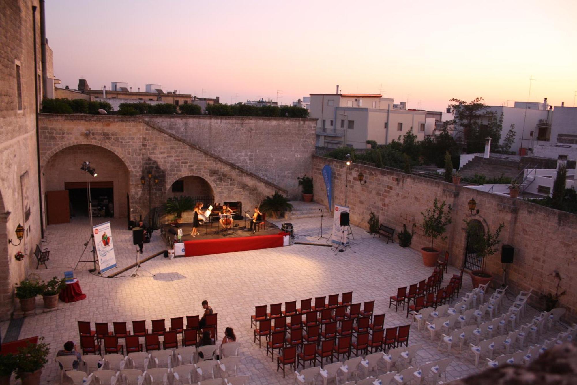 Castello Conti Filo Panzió Torre Santa Susanna Kültér fotó
